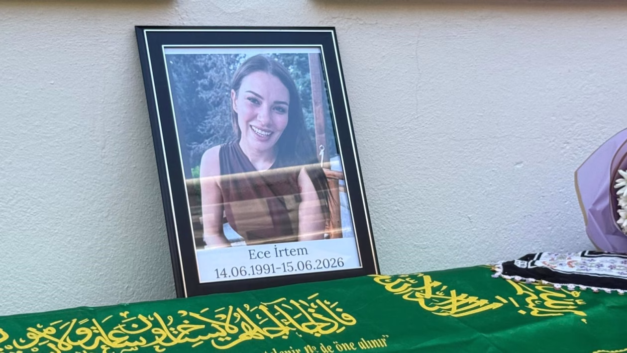Oyuncu Ece İrtem Son Yolculuğuna Uğurlanıyor! Cenazesi Kuşadası'na Getirildi! OYUNCU İRTEM'İN CENAZESİ CAMİYE GETİRİLDİ (İSMAİL ÜMİT DİLŞEN/AYDIN-İHA) Genç yaşta hayatını kaybeden ve Kuşadası'nda toprağa verilecek olan oyuncu Ece İrtem'in (35) cenazesi, Kuşadası Hanım Camii'ne getirildi.